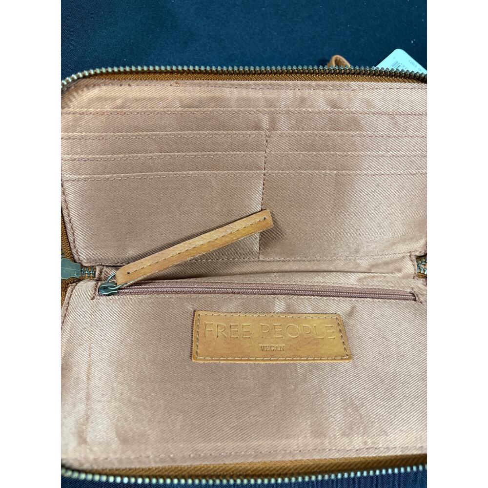 Free People Vegan Leather Zip Wristlet Wallet | NWT | Minimal Chic - Picture 3 of 7